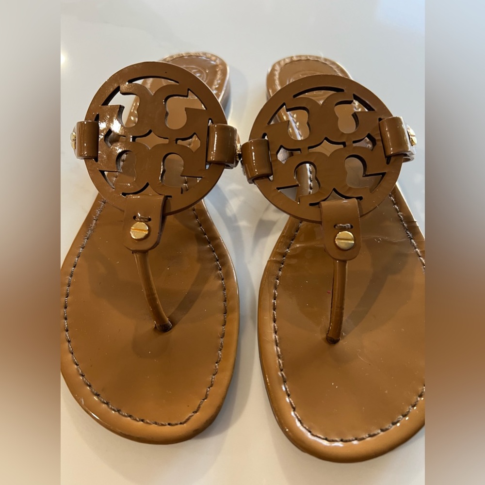 Beautiful tan colored Tory Burch, flip-flops gold hardware in good condition ❤️